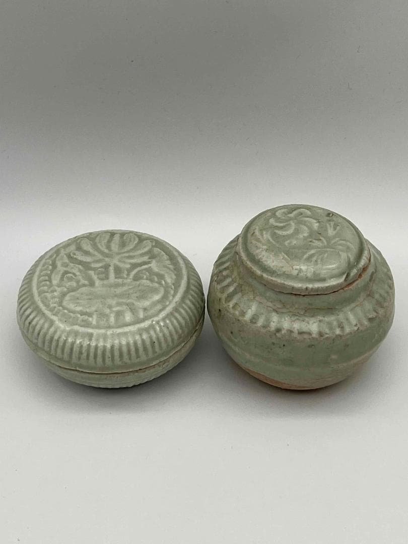 宋時代 青磁 越州窯　刻花卉文共蓋壺　蓋付き、 刻蓮花朱泥盒 香盒(F-86)