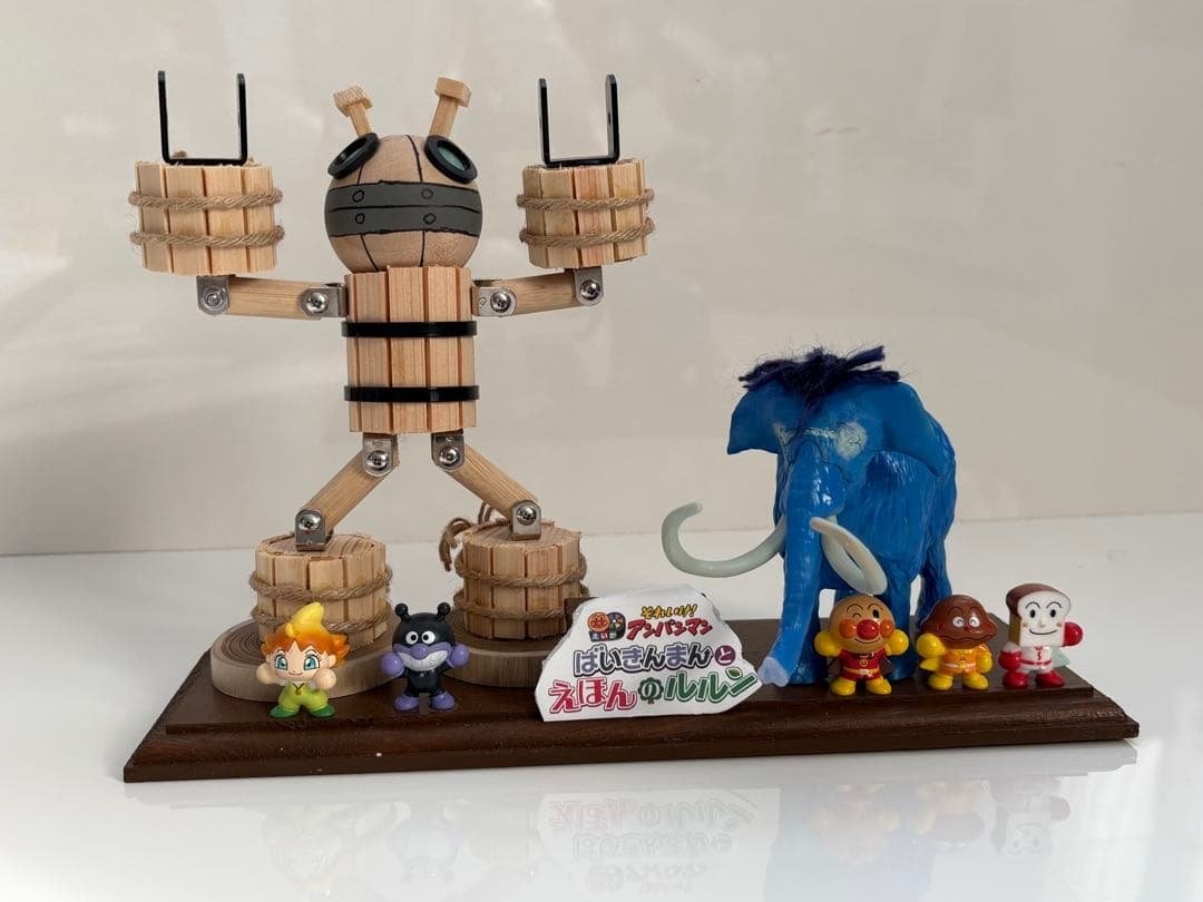 ばいきんまんとえほんのルルン　置物