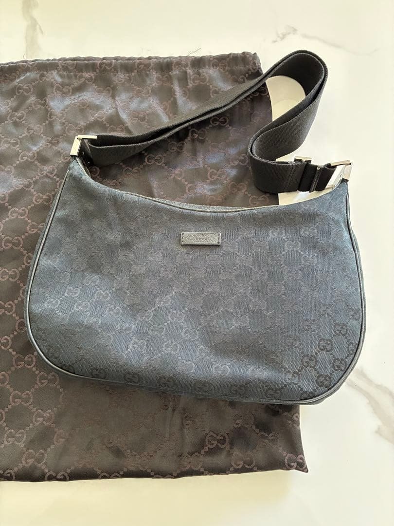 グッチ ハーフムーン ショルダーバッグ ロゴプレート GGキャンバス 黒