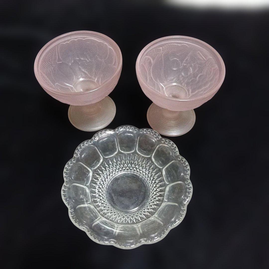 140..ピンクガラスカップ2個と透明皿のセット、絵画のモチーフ使用