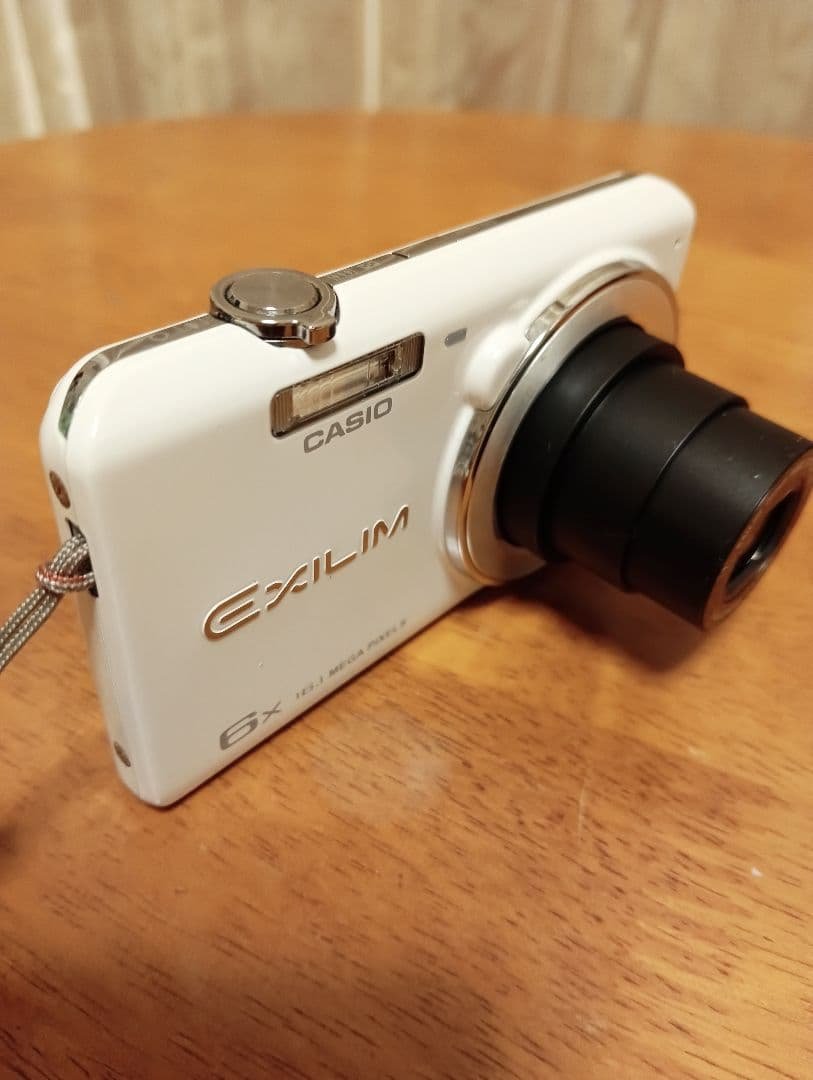 コンデジ　CASIO　EXILIM６X　 ホワイト　極美品　デジカメ