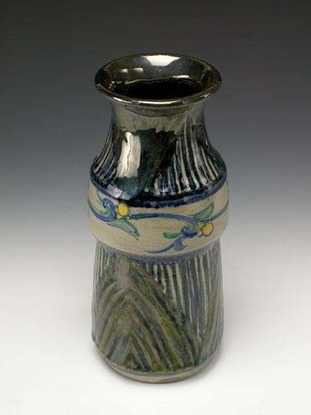 壺屋焼　三代仁王 小橋川つる子 作　呉須赤絵立型花瓶