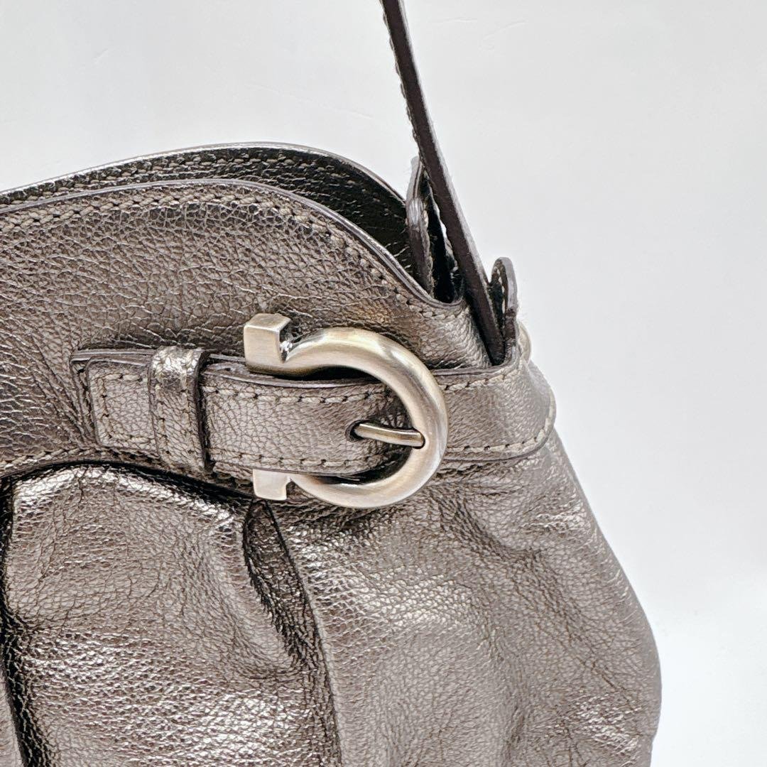 【極美品】フェラガモ　ショルダーバッグ レザー　ガンチーニ　メタリックシルバー