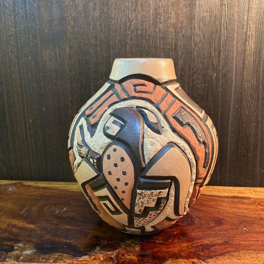 ホピ族 Carla Nampeyo作 コーンメイデン壺