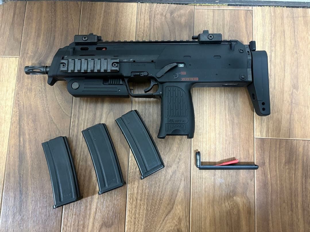 mp7a1 東京マルイ　リポバッテリー変換コネクタ付き