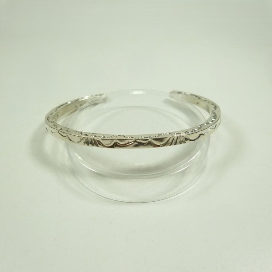 Navajo Elaine Tahe 3面スタンプ ワークバングル