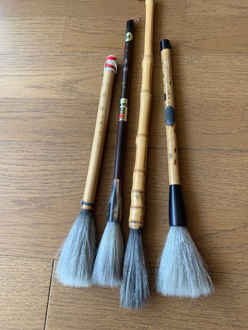 使用中の羊毛筆4本