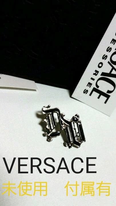 正規新古 ヴェルサーチ ヴィンテージ ゴシックロゴブローチ クロームシルバー×黒